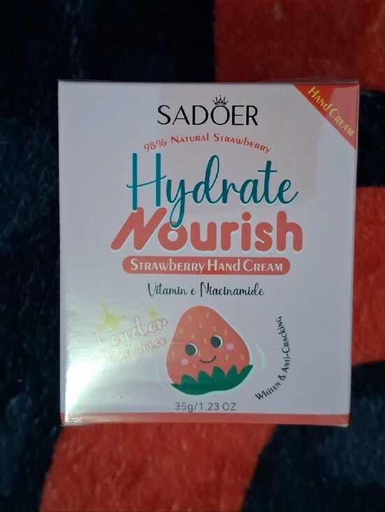 Accessories - Hydrate Nourish Strawberry Hand Cream - Pink